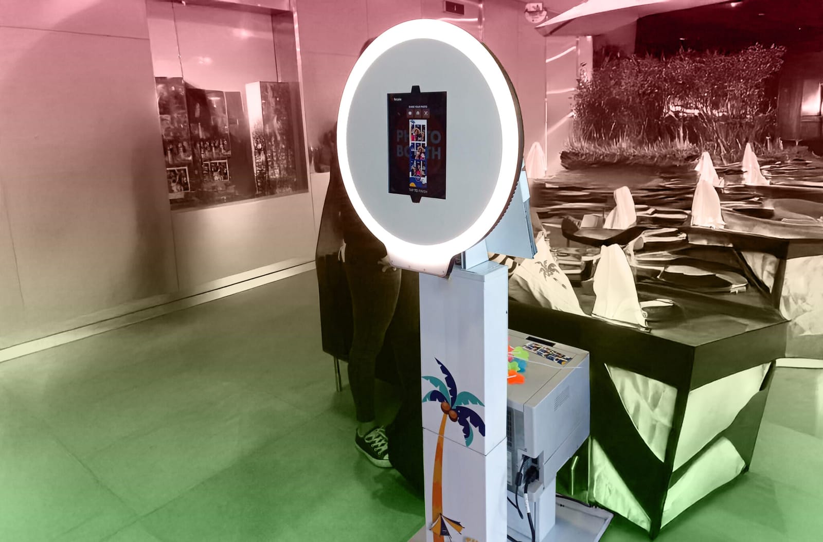 Ring — Aro de luz sobre trípode: entra donde no cabe otra.