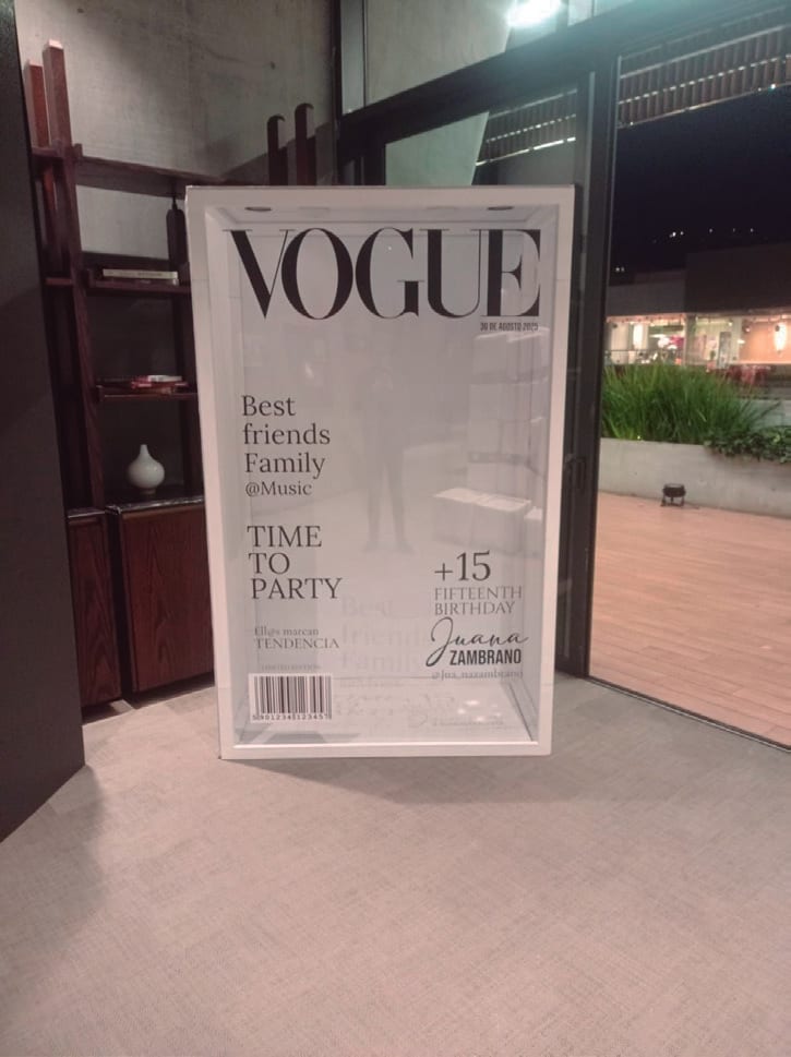 Magazine — Marco de portada de revista, diseñado a medida.