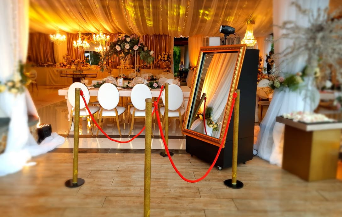Mirror Black — Marco barroco dorado para eventos de etiqueta.
