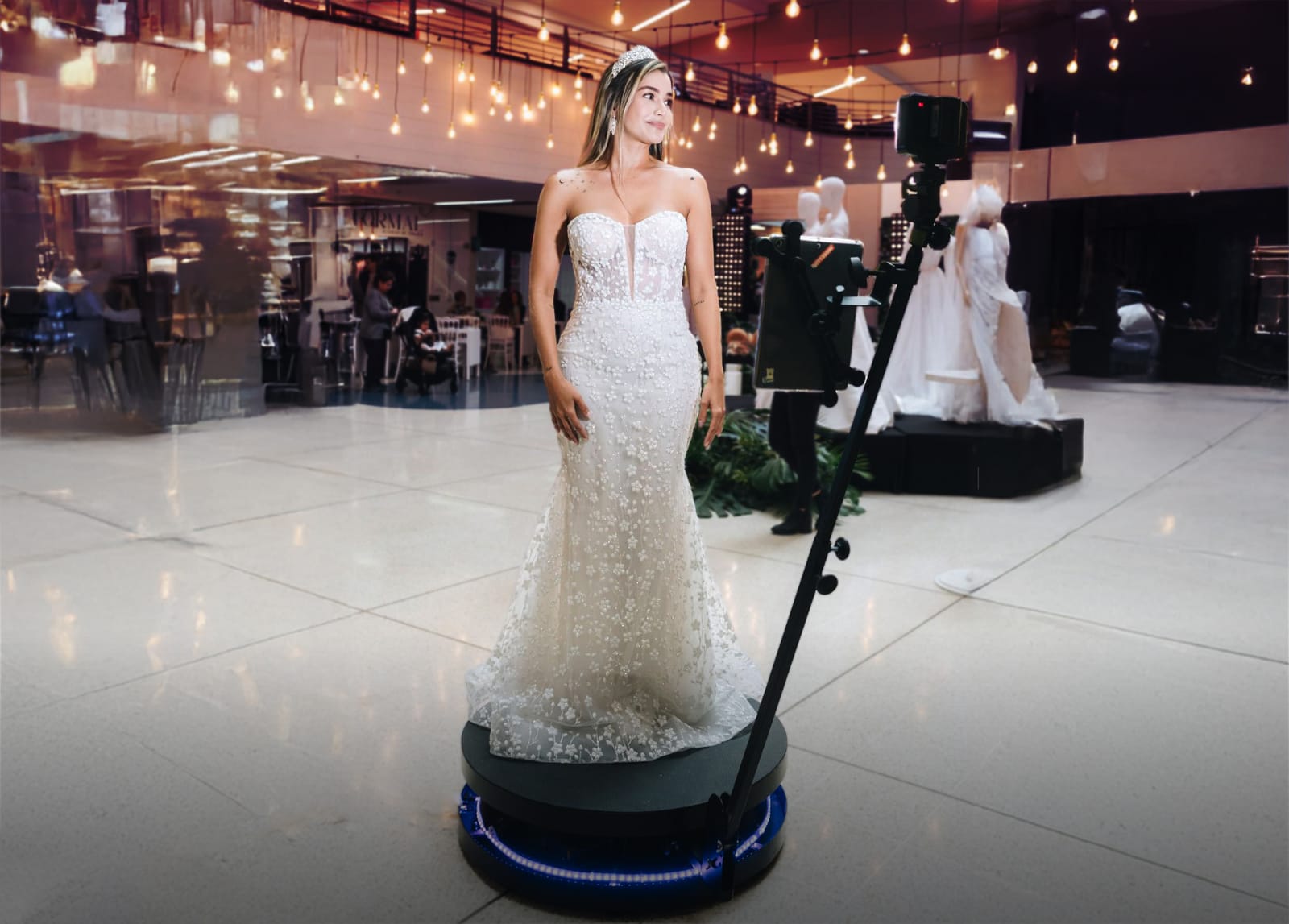 Plataforma 360 — Plataforma giratoria con video en cámara lenta.