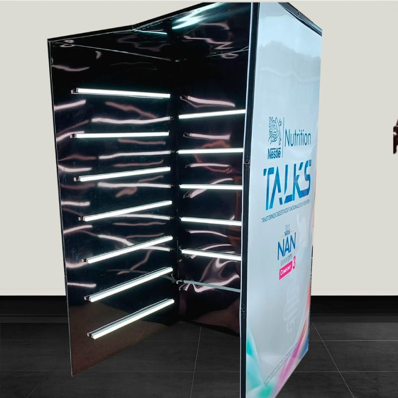 Vogue Booth — Túnel de espejos y LED con profundidad infinita.