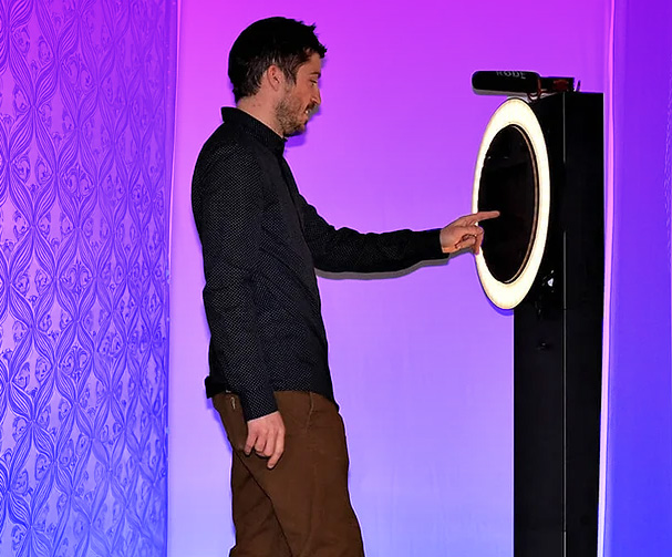 Videobooth — Los invitados graban un mensaje corto en video para los anfitriones.